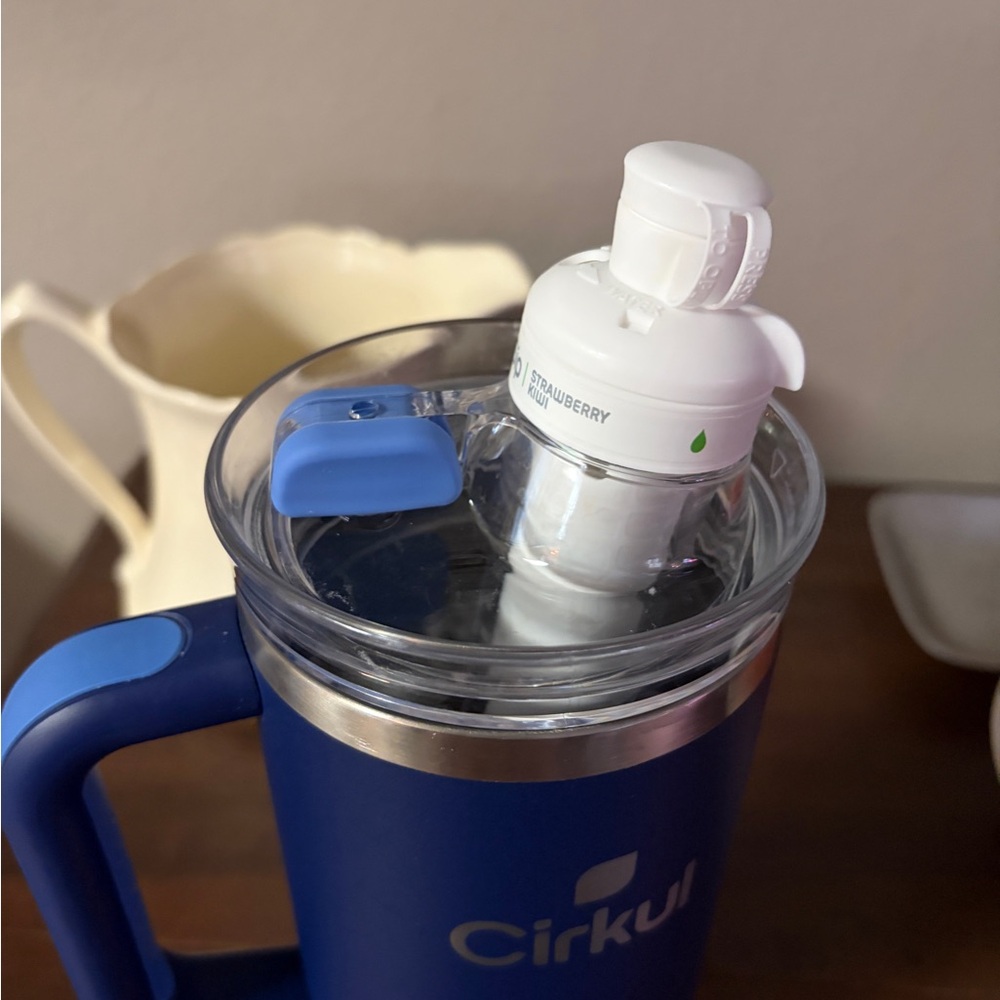 Cirkul Insulated Travel Mug - Navy Blue 40 oz - Picture 2 of 3